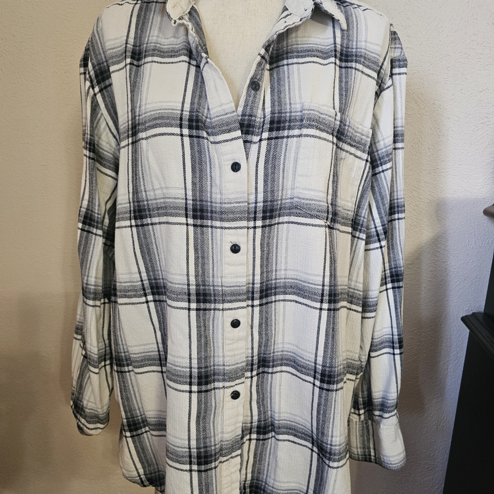 GAP Black and White Plaid Button Down Shirt